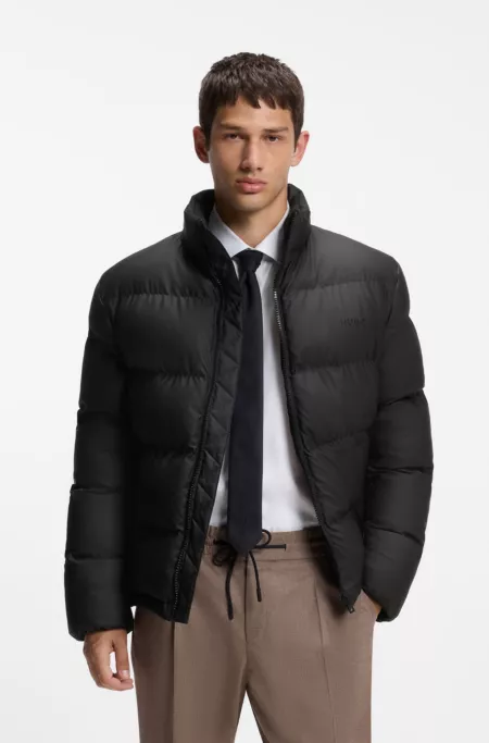Cazadora impermeable con detalle de logo