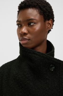 Boucl&eacute; mantel met riem en opstaande kraag, Zwart