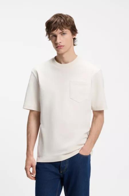 T-Shirt aus Baumwoll-Jersey mit aufgesetzter Tasche und Logo-Label