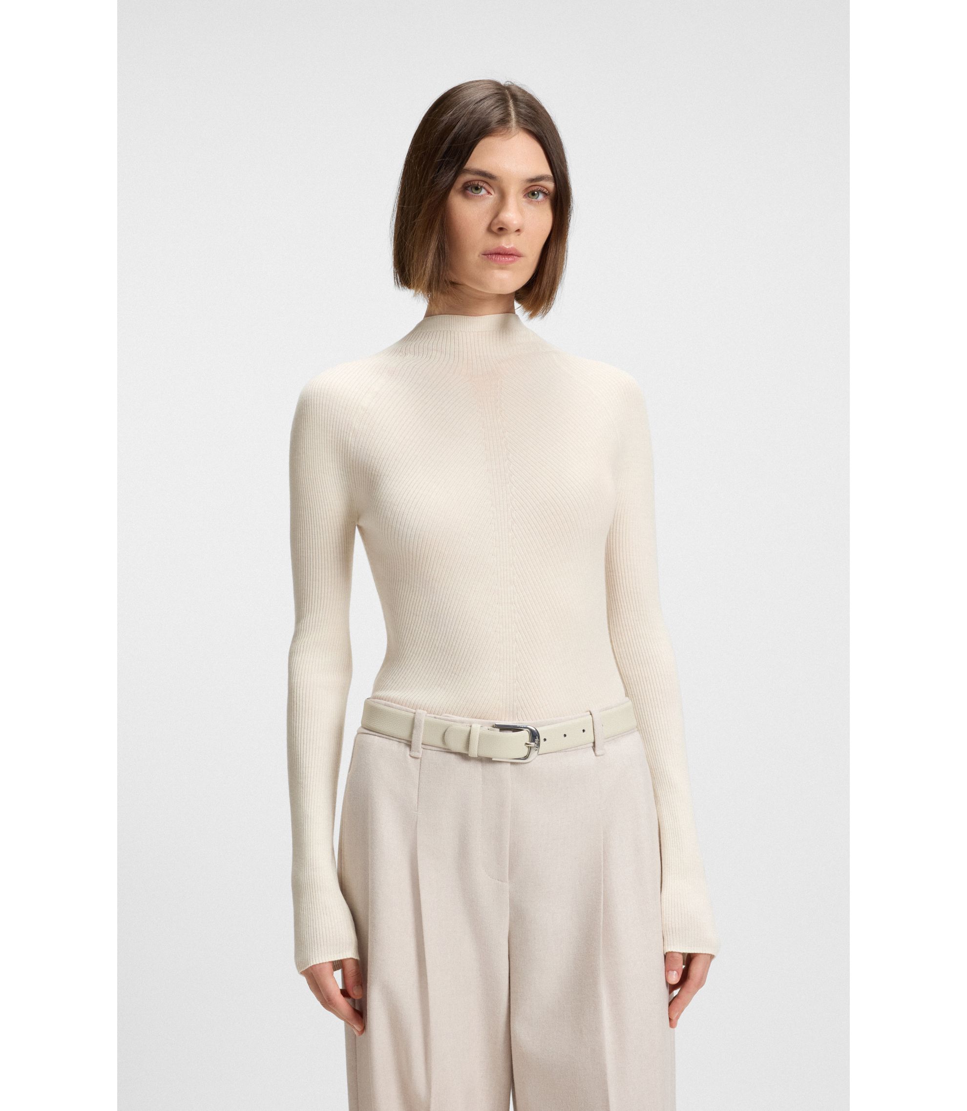 Pullover aus Merinowolle mit Stehkragen und verschiedenen Ripp-Details