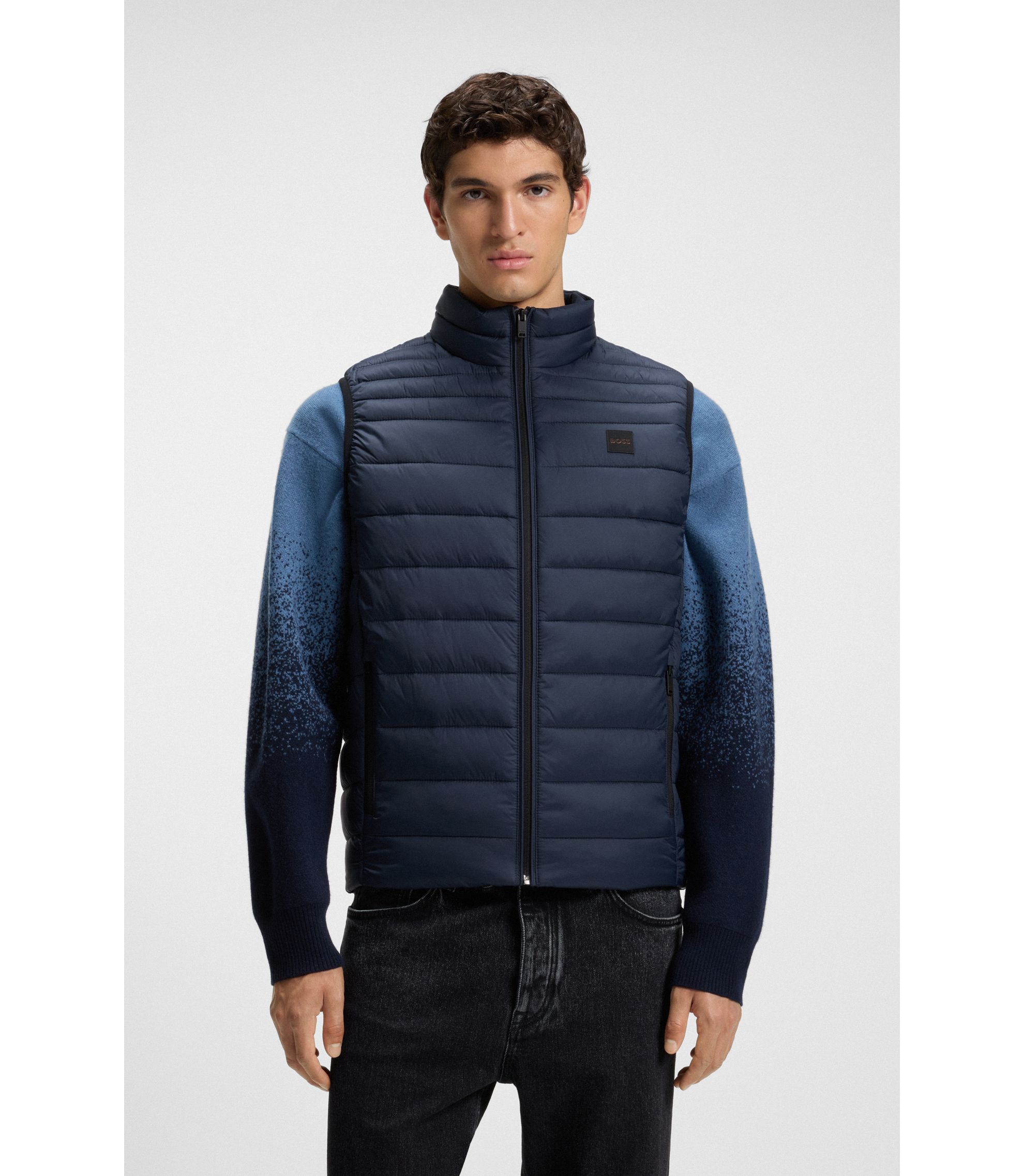 Verstaubare Slim-Fit Weste mit unterschiedlichen Absteppungen und wasserabweisendem Finish