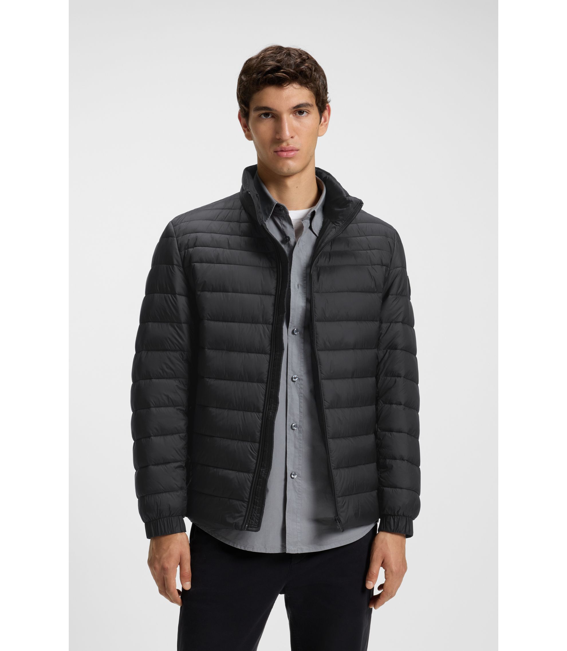 Verstaubare Slim-Fit Jacke mit unterschiedlichen Absteppungen und wasserabweisendem Finish