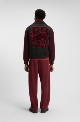 HUGO x RB regular fit-jacka i varsity-stil med tjurtryck, M&ouml;rkgr&aring;