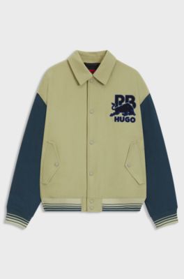 HUGO x RB regular fit-jacka i varsity-stil med tjurtryck, Bl&aring; / Beige