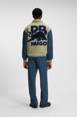 Chaqueta regular fit HUGO&nbsp;x&nbsp;RB de estilo universitario con figura de toro, Azul / Beige