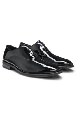 Oxford shoes in patent faux leather