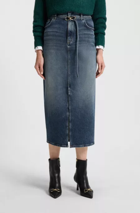 Jupe en denim bleu avec fente sur le devant et fermeture à mousqueton