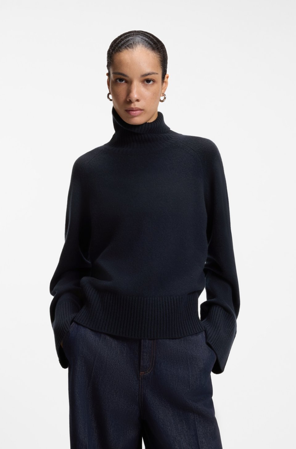 Relaxed-fit rollneck sweater in cashmere with raglan sleeves