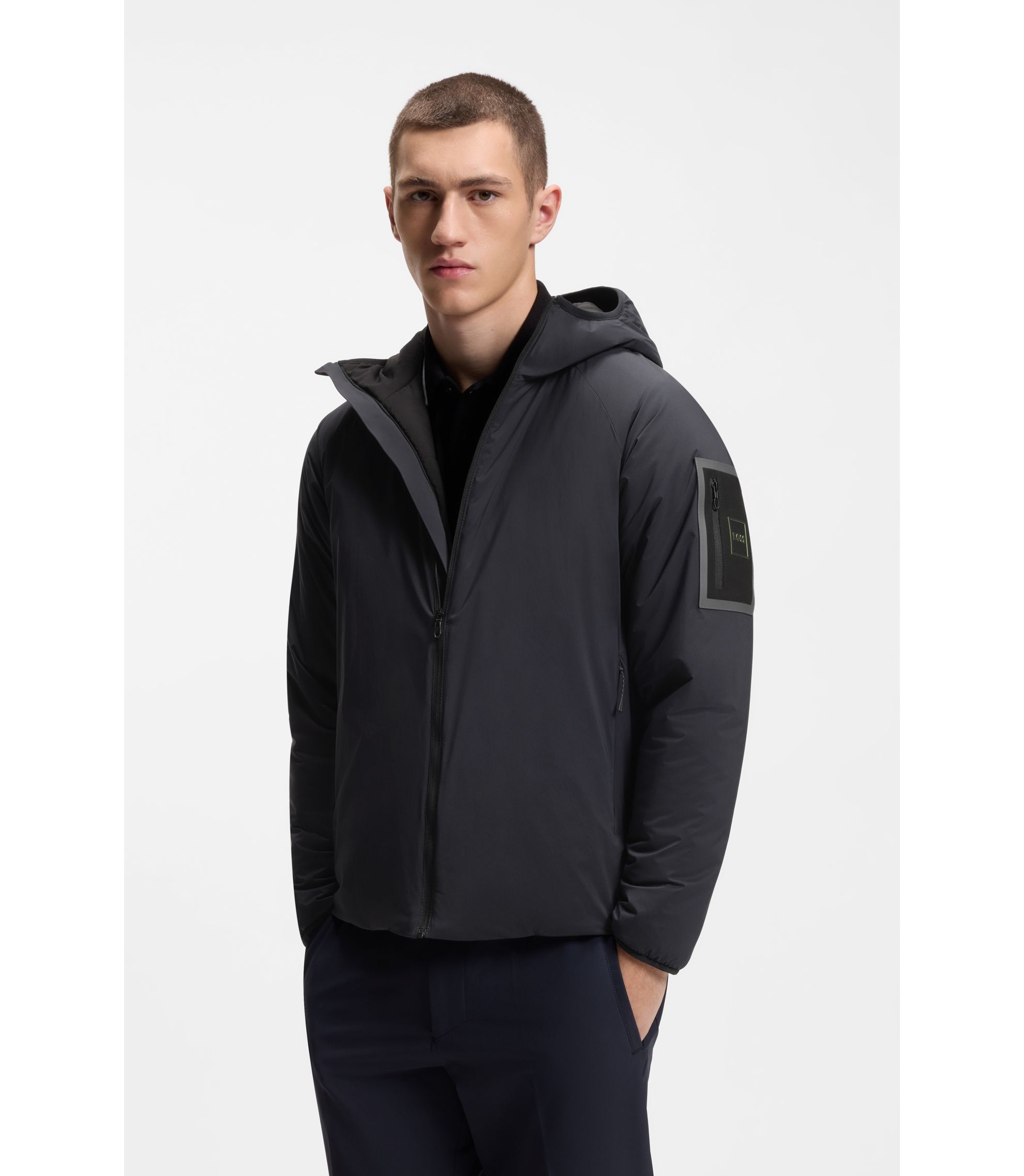 Wasserabweisende Jacke mit verstellbarem Saum