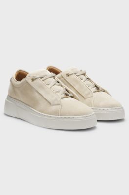 Sneakers i ruskind med skjult kileh&aelig;l, Lys beige