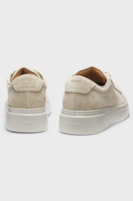 Sneakers i ruskind med skjult kileh&aelig;l, Lys beige