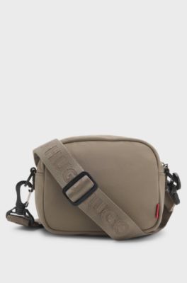 Sac port&eacute; crois&eacute; avec patch en gomme &agrave; logo en 3D, Gris