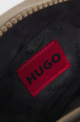 Sac port&eacute; crois&eacute; avec patch en gomme &agrave; logo en 3D, Gris