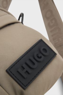 Sac port&eacute; crois&eacute; avec patch en gomme &agrave; logo en 3D, Gris