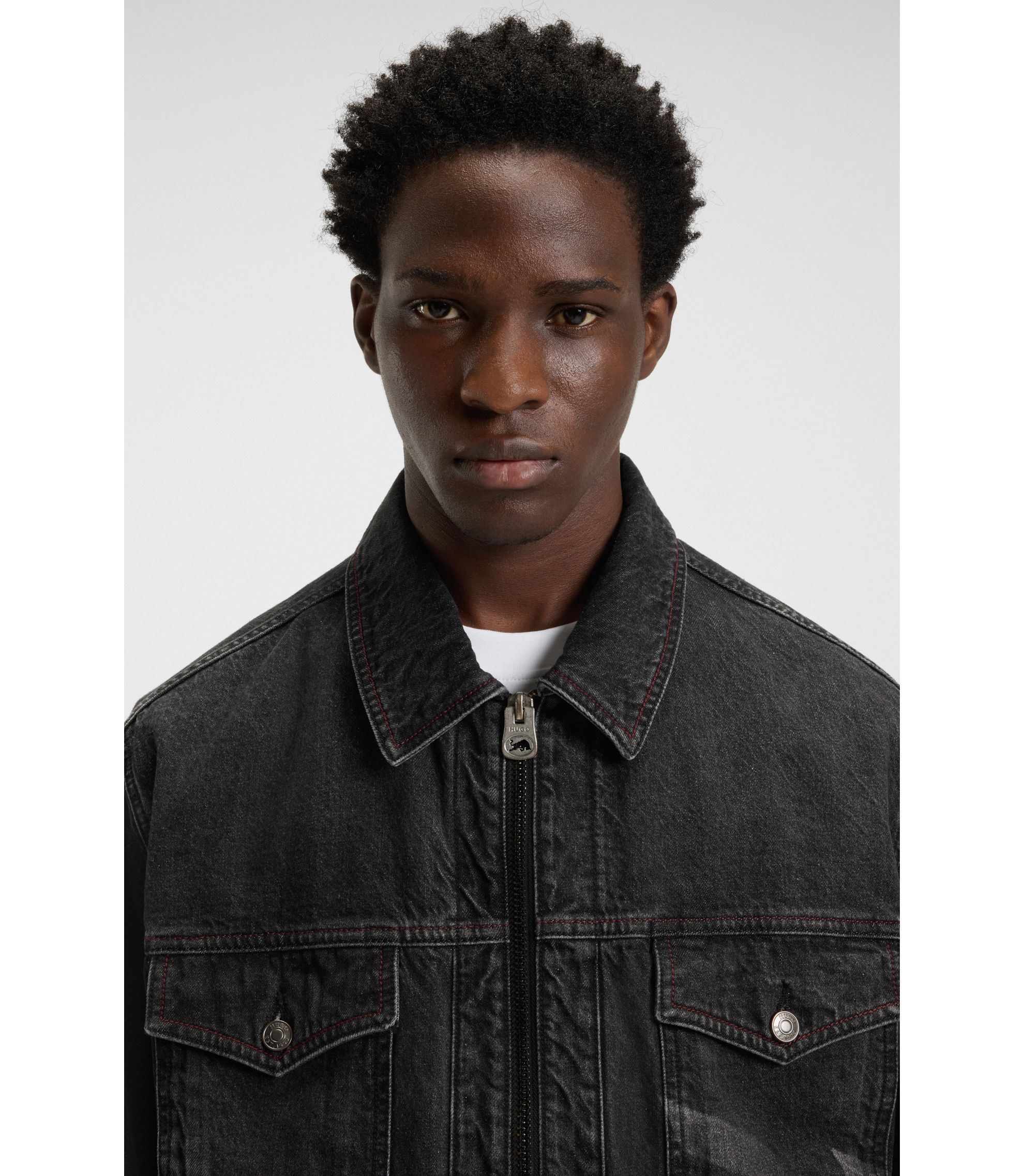 HUGO HUGO x RB Jacke aus schwarzem Denim mit gelasertem Muster