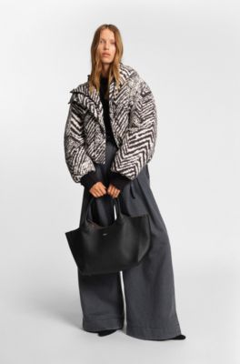 Tote Bag aus genarbtem Leder mit Logo-Schriftzug, Schwarz