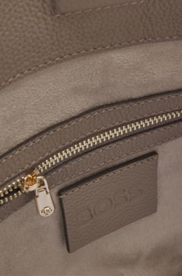 Grained-leather shoulder bag with gold-tone logo, Light Brown