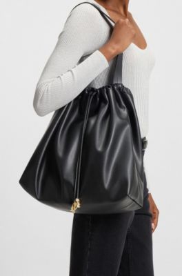 Sac &agrave; bandouli&egrave;re avec cordon de serrage et garnitures en m&eacute;tal dor&eacute;, Noir