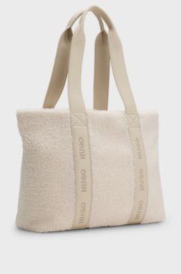 Borsa tote in shearling sintetico con tracolla con logo, Colore neutro
