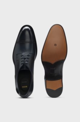 Derbyskor i l&auml;der med brogue-detaljer, M&ouml;rkbl&aring;