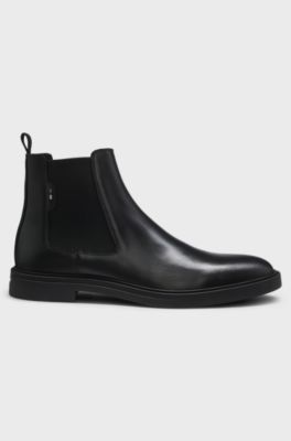 Chelsea boots in polished leather with signature stitching, Black