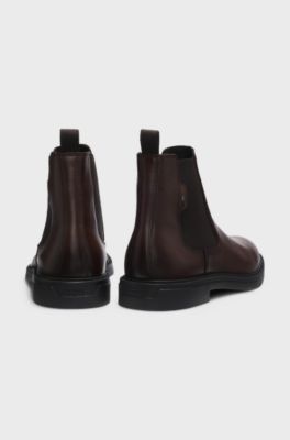 Chelsea boots in polished leather with signature stitching, Dark Brown