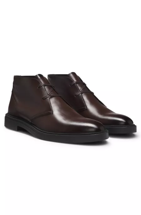 Leather desert boots with signature stripe