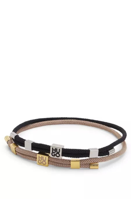 Lot de deux bracelets avec cordon ornés de plaques à logo