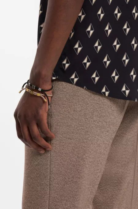 Lot de deux bracelets avec cordon ornés de plaques à logo