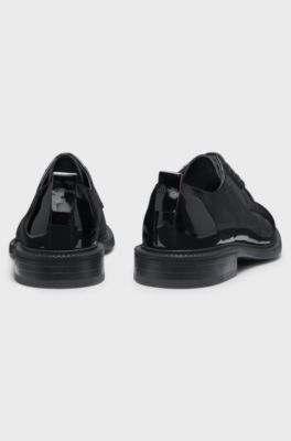 Lakleren derbyschoenen met reli&euml;flogo, Zwart