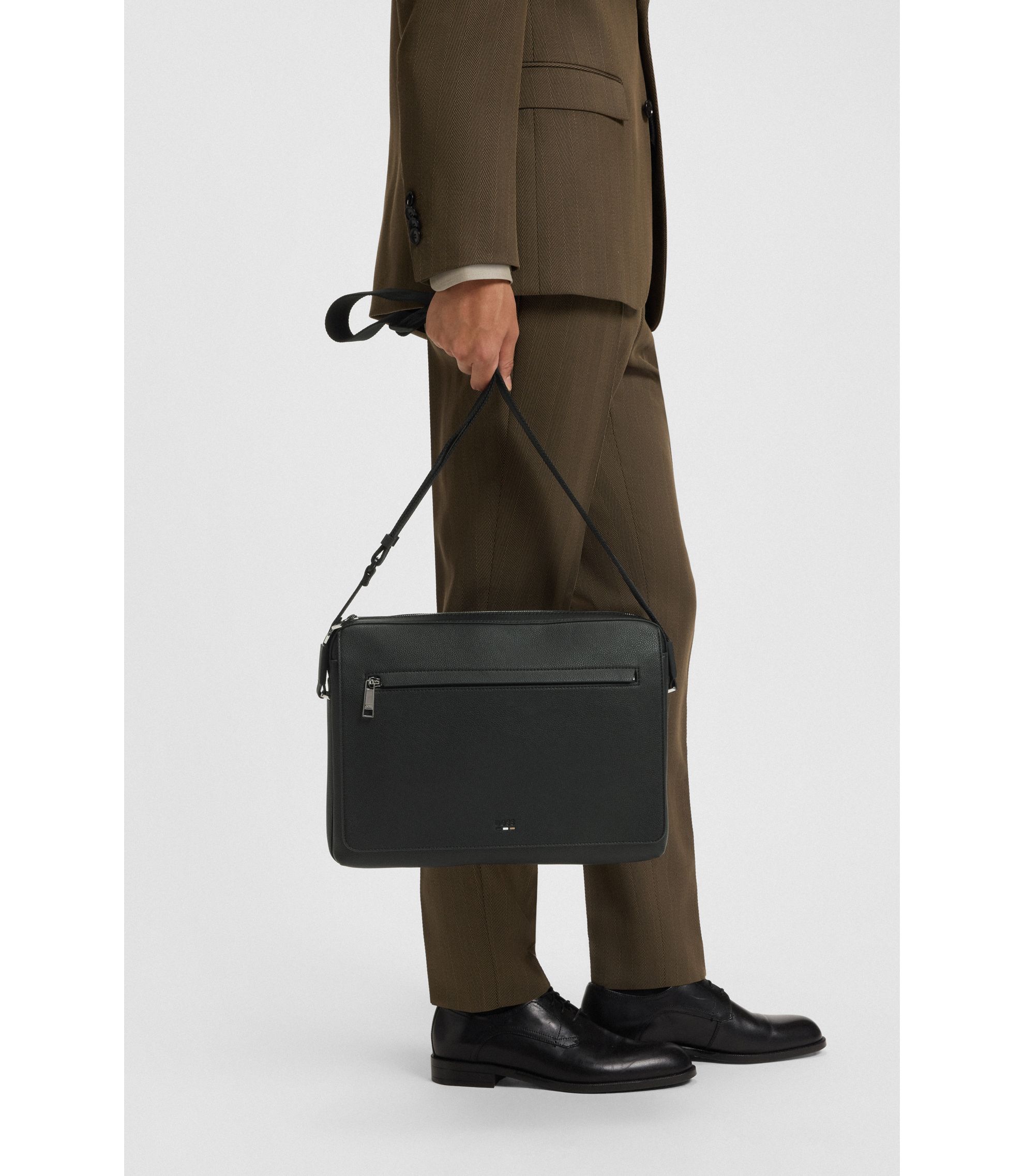 BOSS - グレイン フェイクレザー メッセンジャーバッグ エンボス