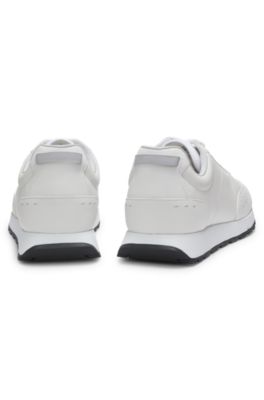 Deportivas de piel sint&eacute;tica con detalles estructurados inspiradas en las zapatillas de correr, Blanco