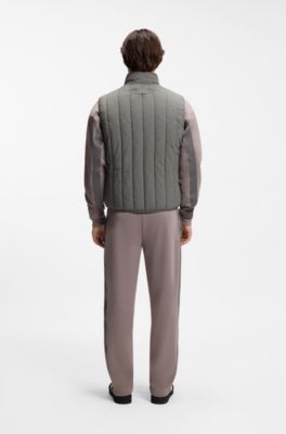 Chaleco con acolchado vertical y detalle de logo, Gris