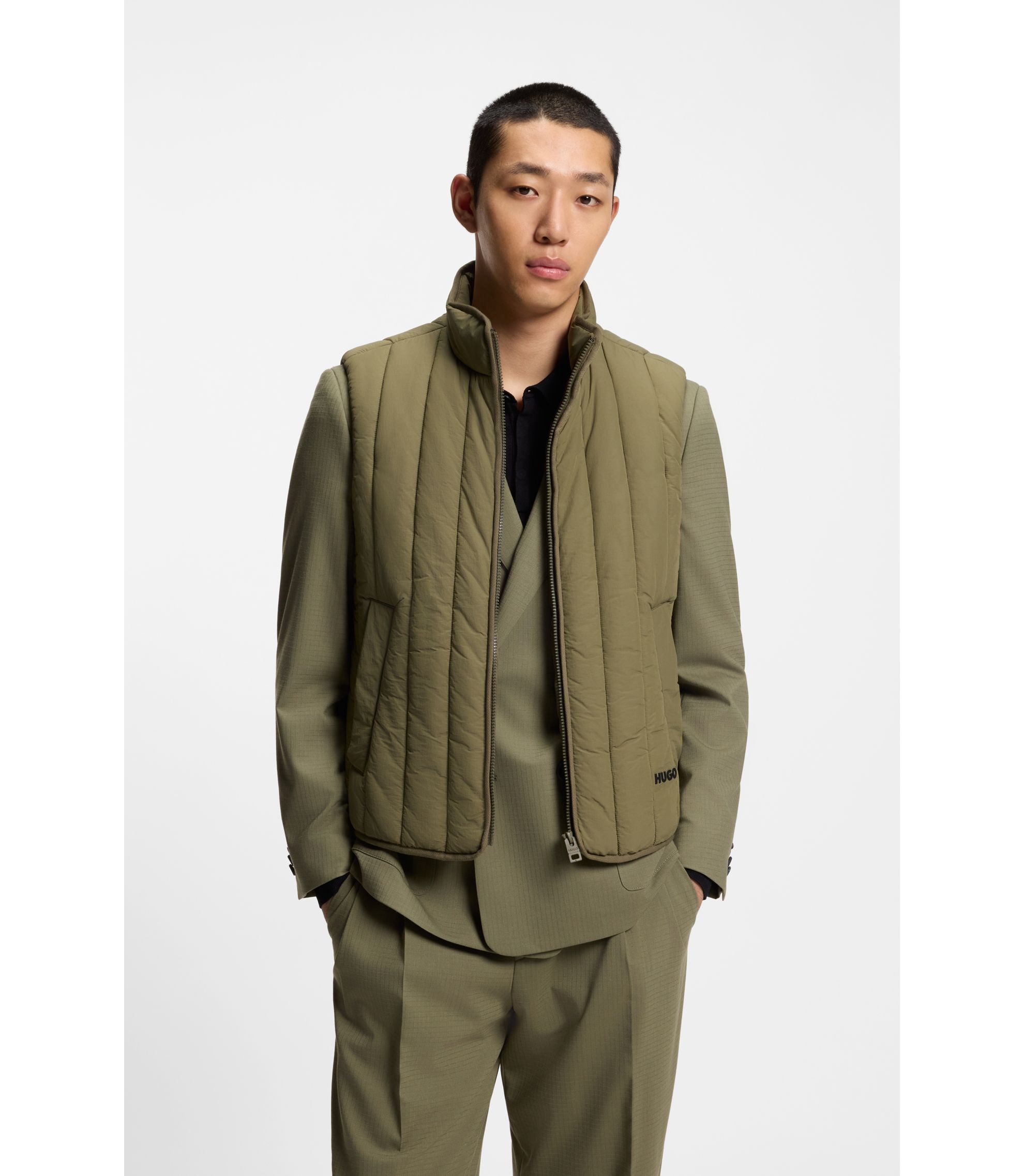 Weste mit vertikaler Steppung und Logo-Detail