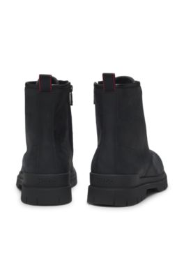 Stivaletti in pelle con logo goffrato, Nero