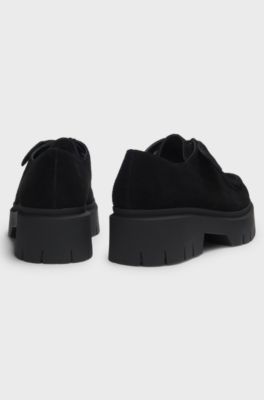 Su&egrave;de derbyschoenen met afneembaar logoplaatje, Zwart