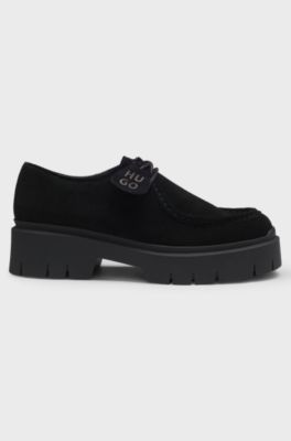 Su&egrave;de derbyschoenen met afneembaar logoplaatje, Zwart