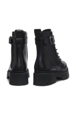 Boots aus Kunstleder mit Schlie&szlig;e am Riemen, Schwarz