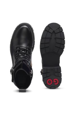 Boots aus Kunstleder mit Schlie&szlig;e am Riemen, Schwarz