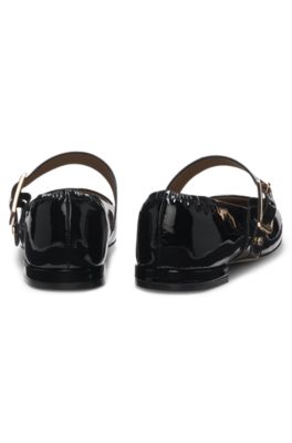 Ballerinas aus Lackleder mit Schlie&szlig;e auf dem Riemen, Schwarz