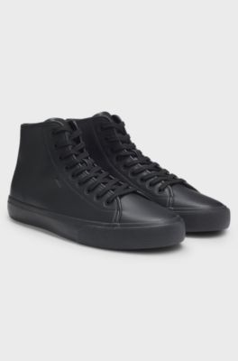 Sneakers i imiteret l&aelig;der med h&oslash;j kant og kornet tekstur, Sort