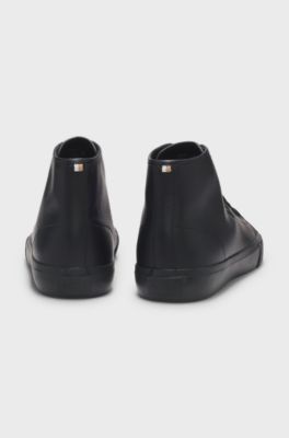 Sneakers i imiteret l&aelig;der med h&oslash;j kant og kornet tekstur, Sort