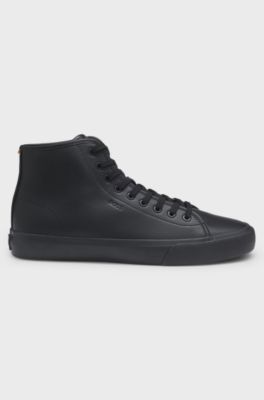 Sneakers i imiteret l&aelig;der med h&oslash;j kant og kornet tekstur, Sort