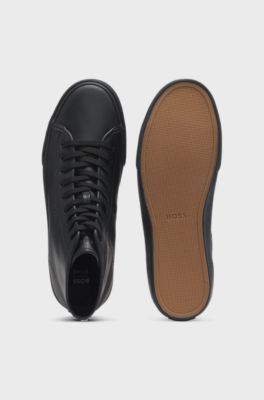 Sneakers i imiteret l&aelig;der med h&oslash;j kant og kornet tekstur, Sort