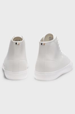 Sneakers i imiteret l&aelig;der med h&oslash;j kant og kornet tekstur, Hvid