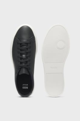 Sneakers in pelle con suola preformata e impunture con righe tipiche del marchio, Nero
