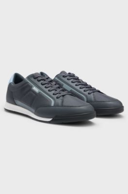 Sneakers in materiali misti con tallone a contrasto, Blu scuro
