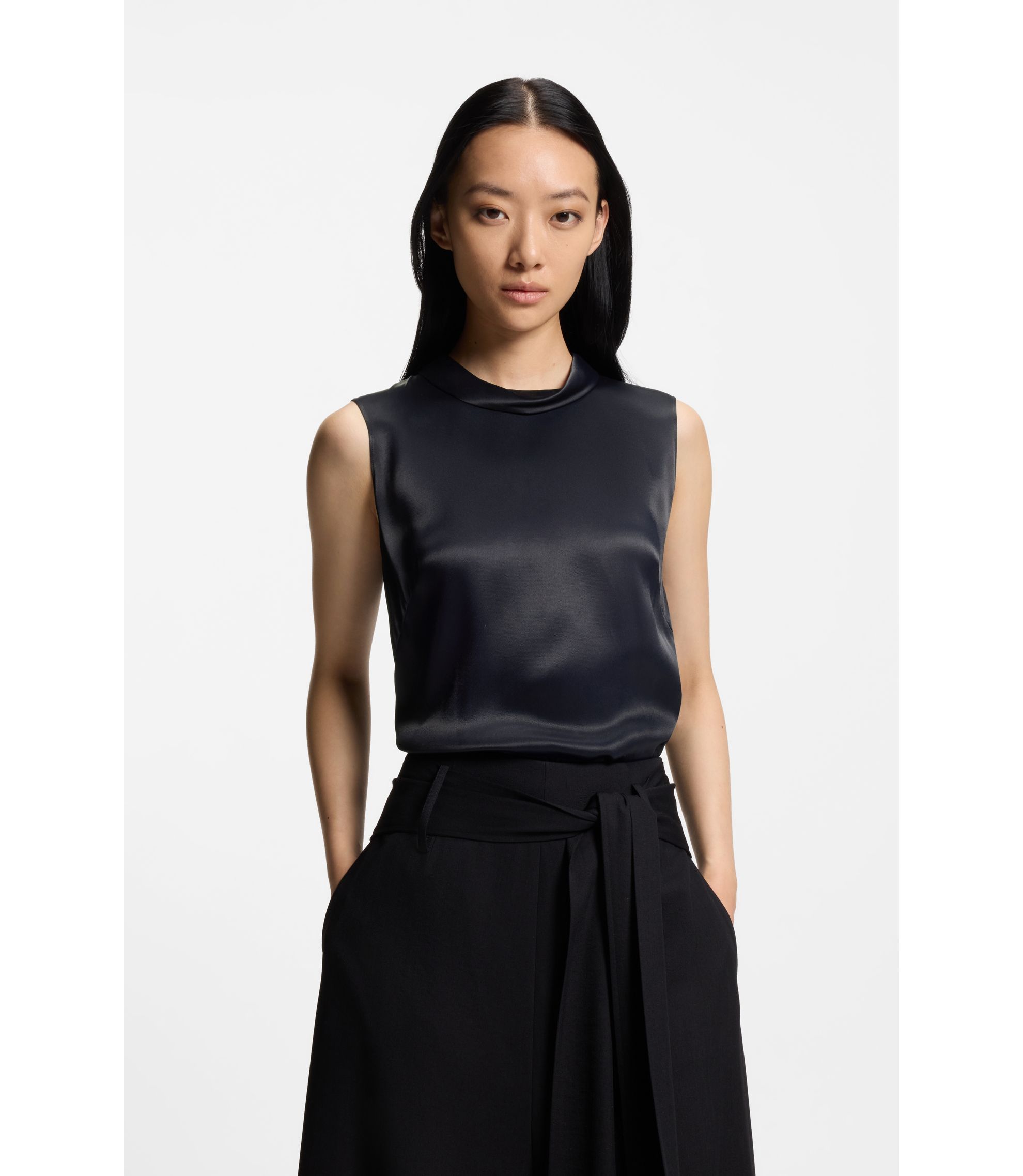 Ärmelloses Top aus Satin mit Schlüsselloch-Detail auf der Rückseite