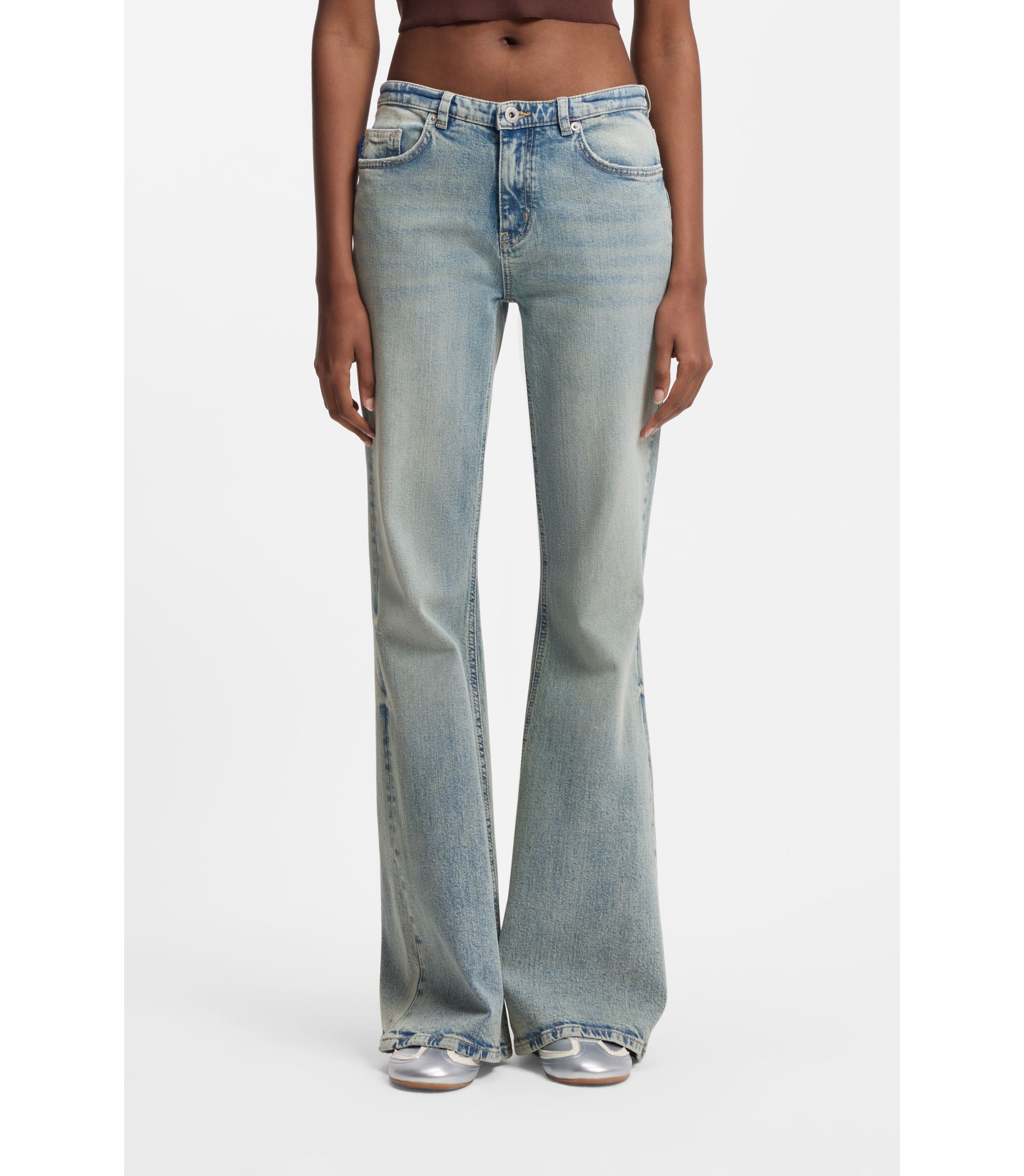 Ausgestellte Jeans aus getöntem blauem Denim