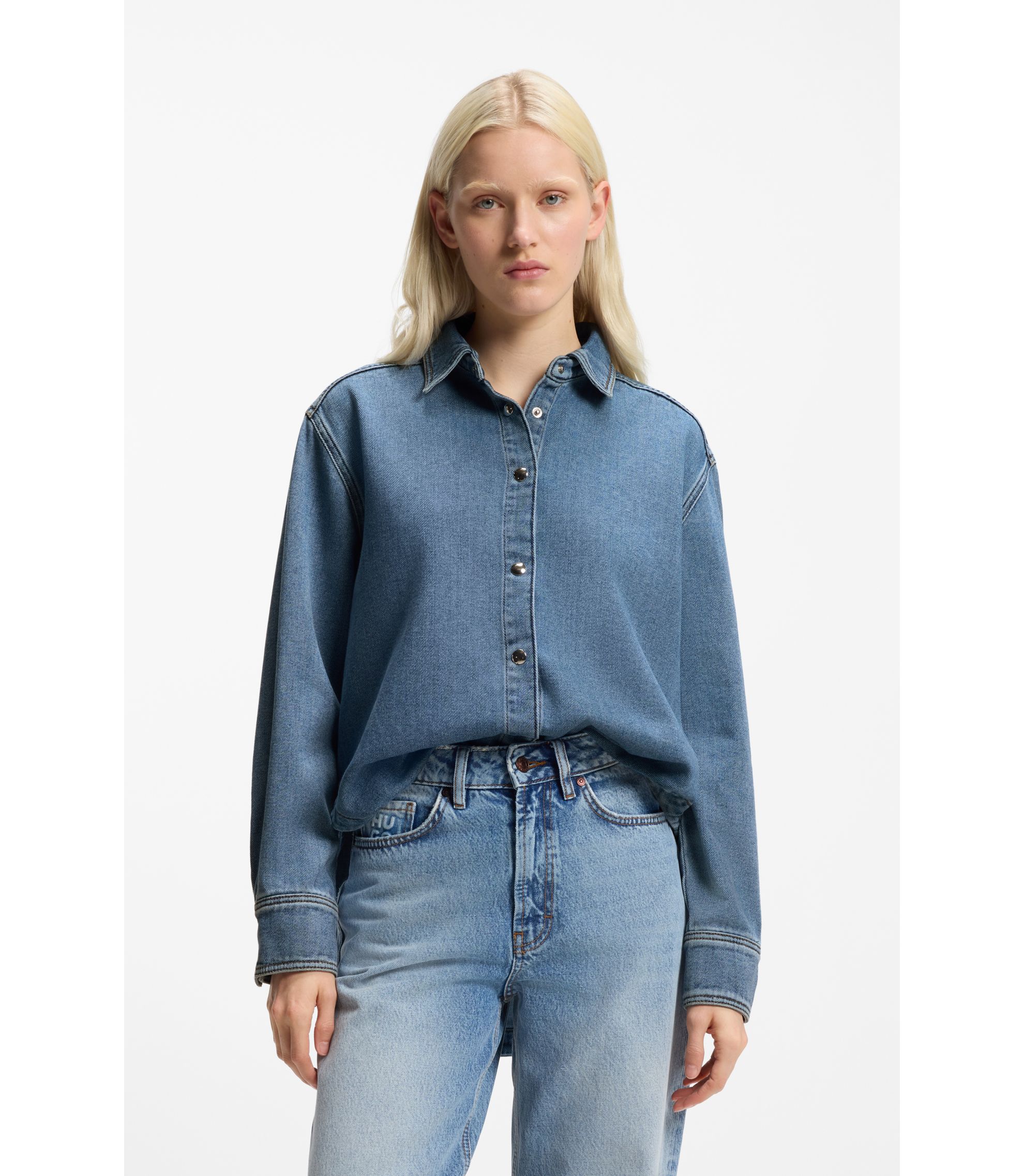 Blaues Hemd aus festem Denim
